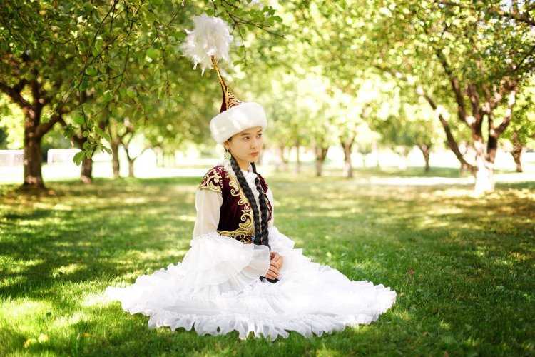 Национальная одежда Казахстана фон