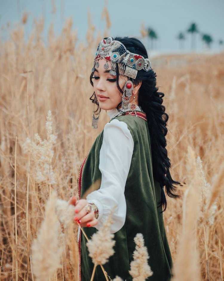 Казахские девушки в национальной одежде