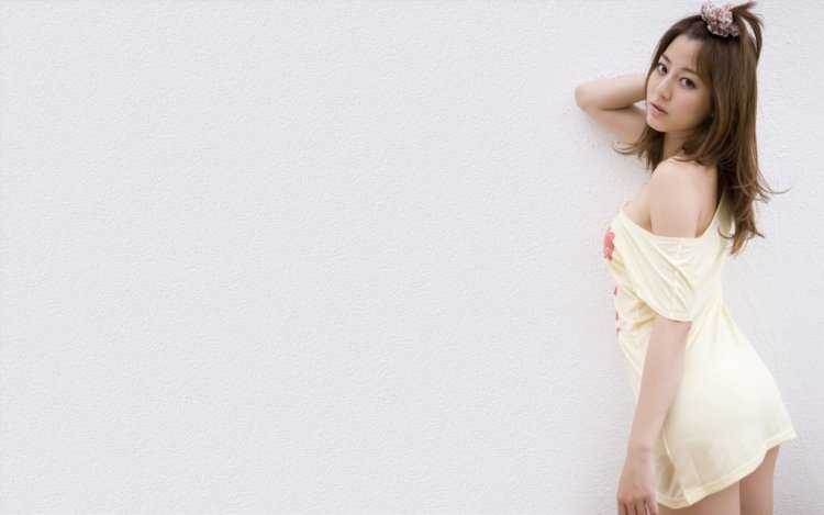 Японская девушка в футболке