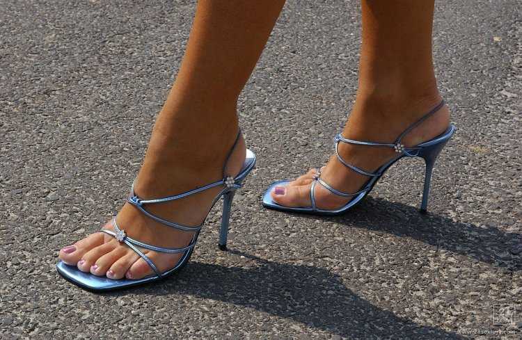 Стопы в босоножках
