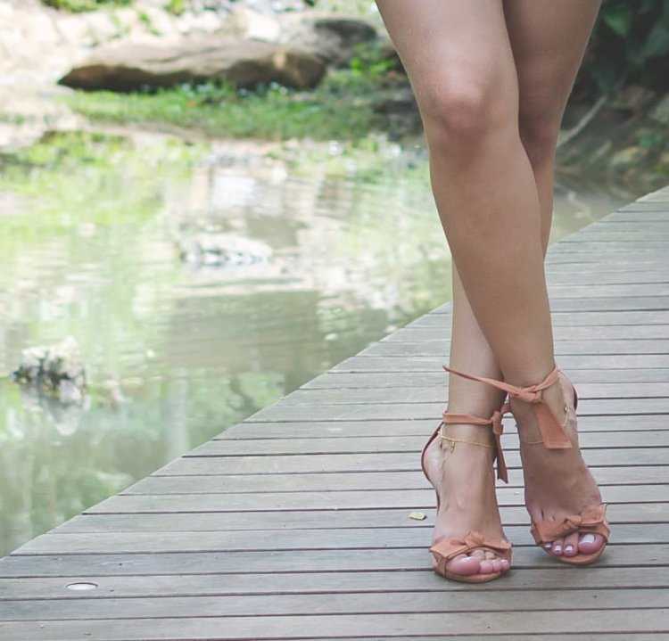 Босые стопы женщин