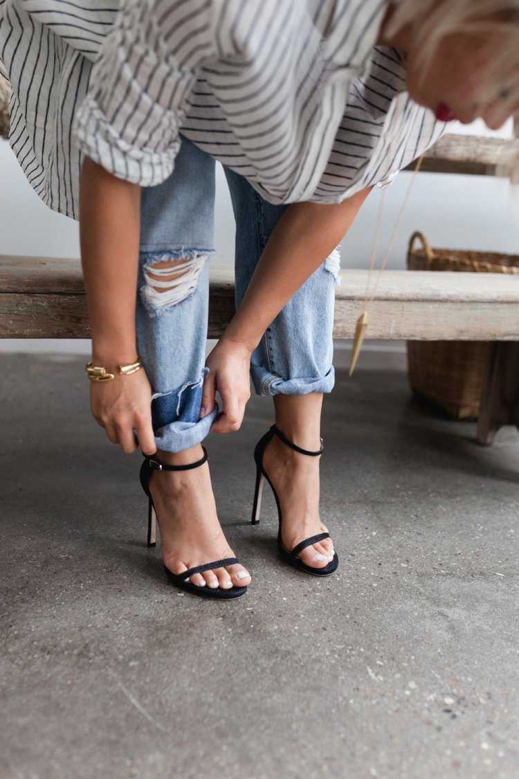 Девушка в босоножках на улице ноги