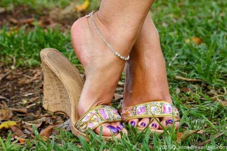 Женские ножки в босоножках