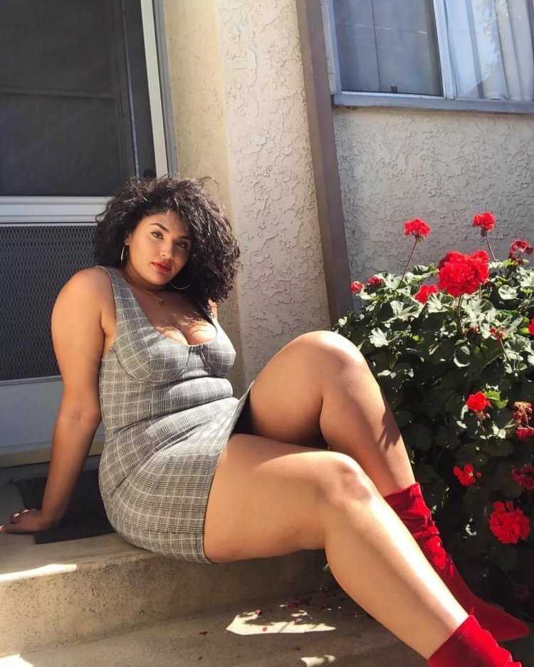 Пухлые ноги в босоножках