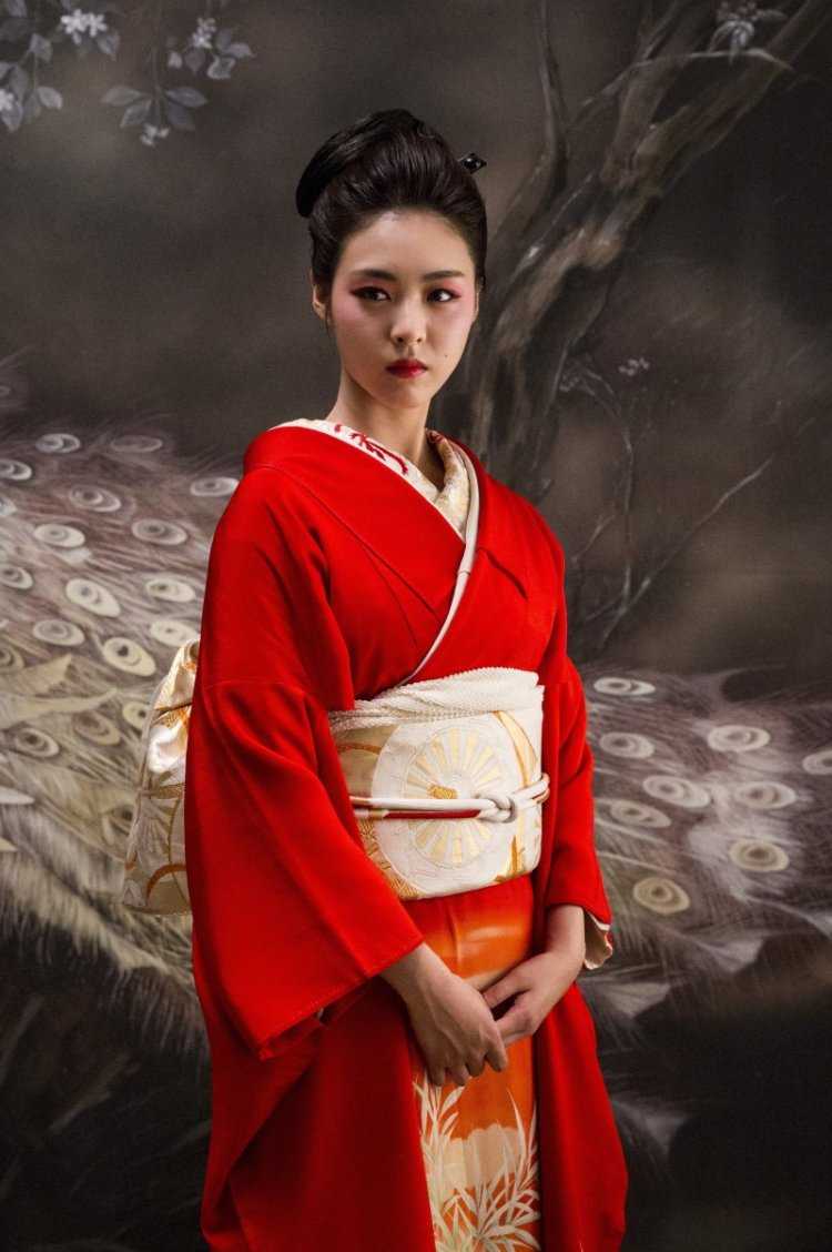 Японская девушка в кимоно