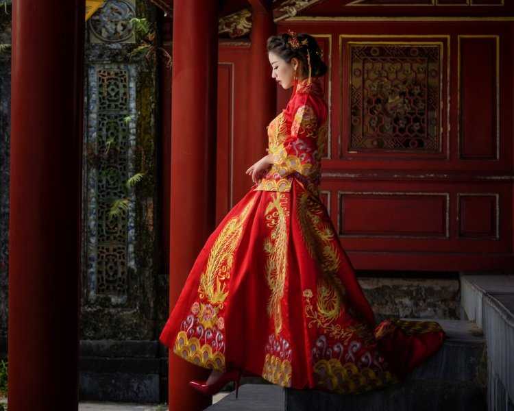 Китайская девушка в Красном