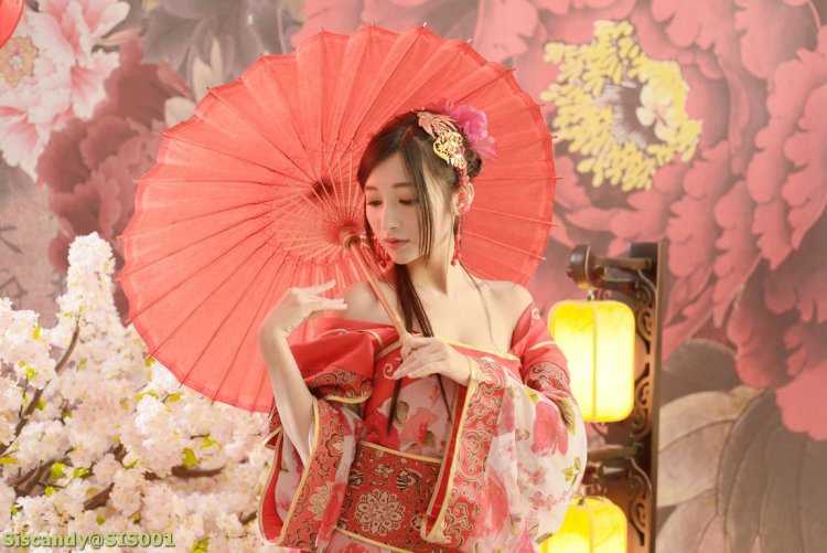 Девушка с китайским фонариком