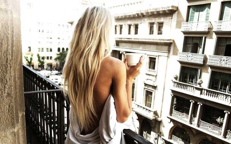 Девушка на балконе