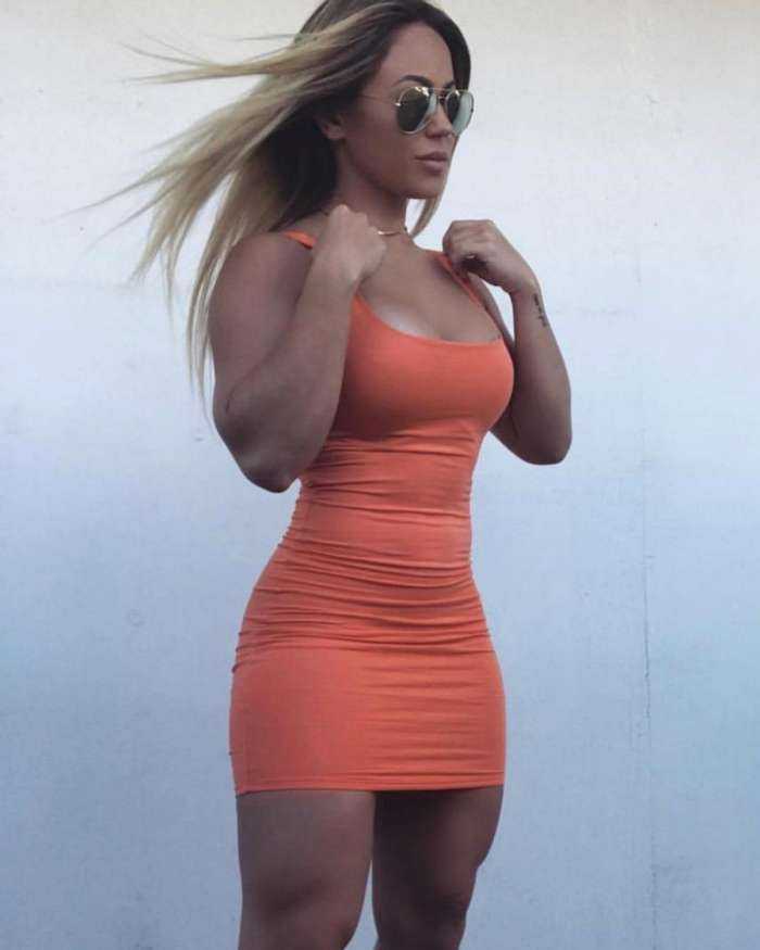 Девушки в платьях в обтяжку на фото