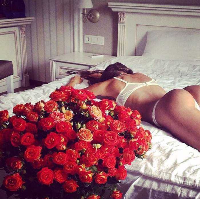 Девушки с розами на фото