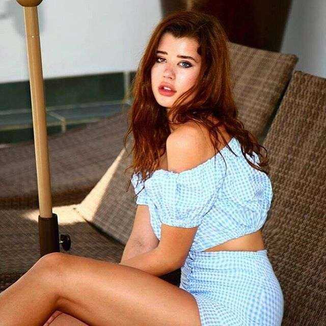 Американка с глазами разного цвета