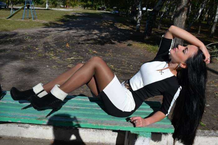 Девушки в колготках и в шортах на фото