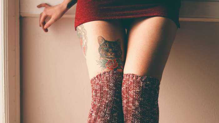 Девушки в гольфах выше колена на фото