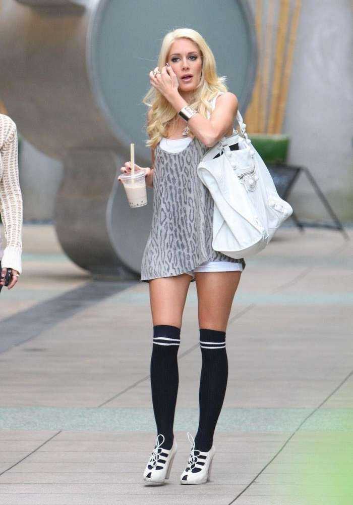 Девушки в гольфах выше колена на фото