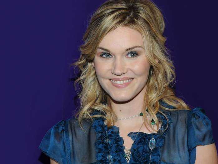 Эмили Роуз на фото