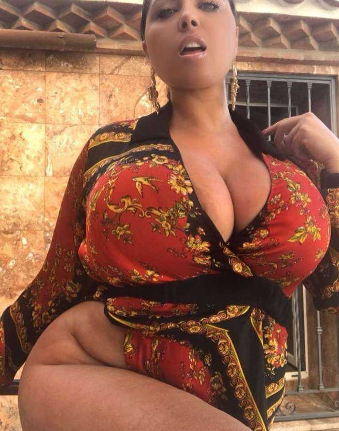 Большая грудь на фото