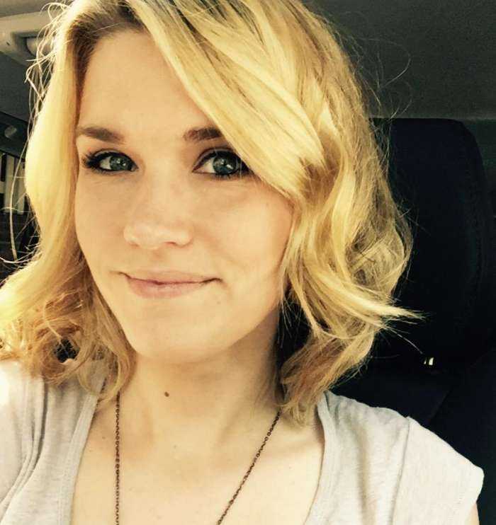 Эмили Роуз на фото