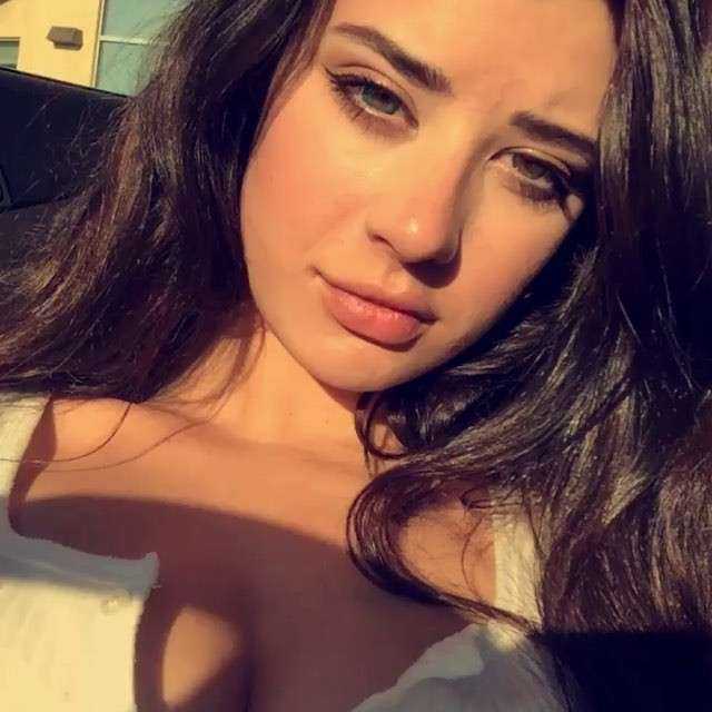 Американка с глазами разного цвета