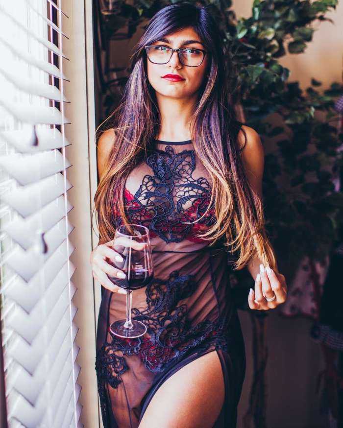 Миа Халифа на фото