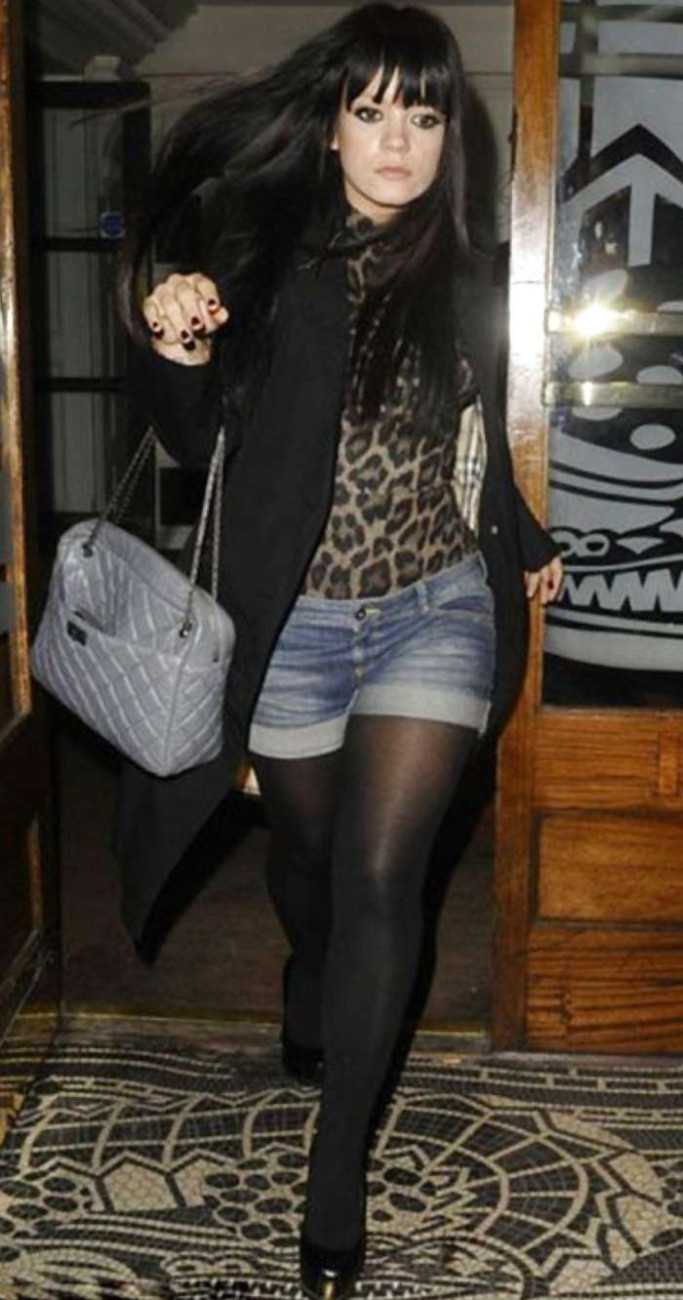 Девушки в колготках и в шортах на фото