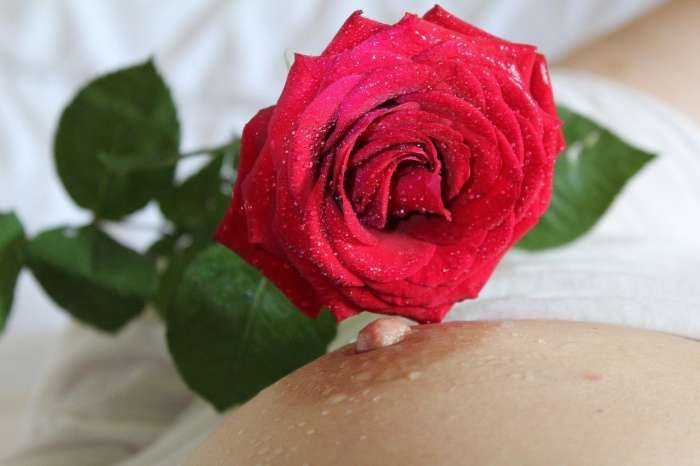 Девушки с розами на фото