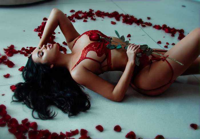 Девушки с розами на фото