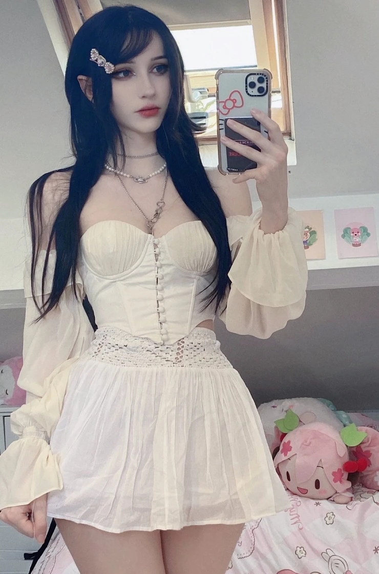 Сексуальные девушки в белых маечках