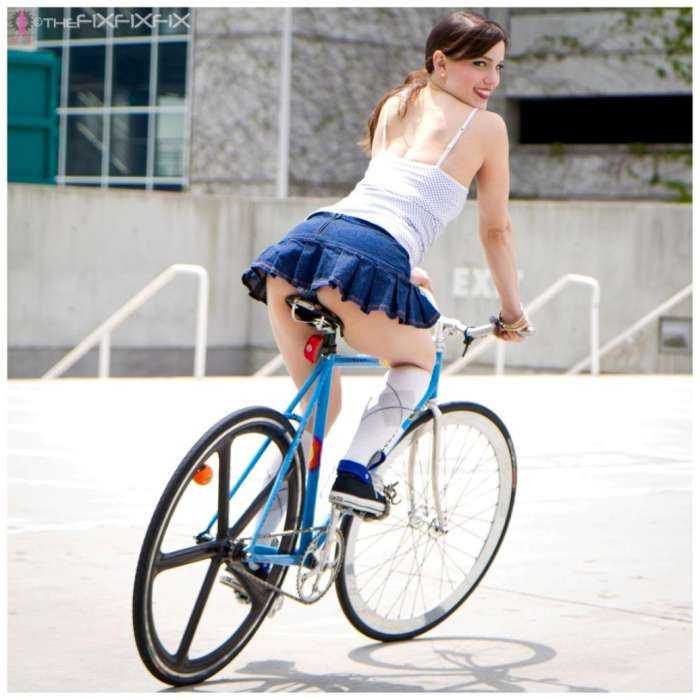 Велосипедистки на фото