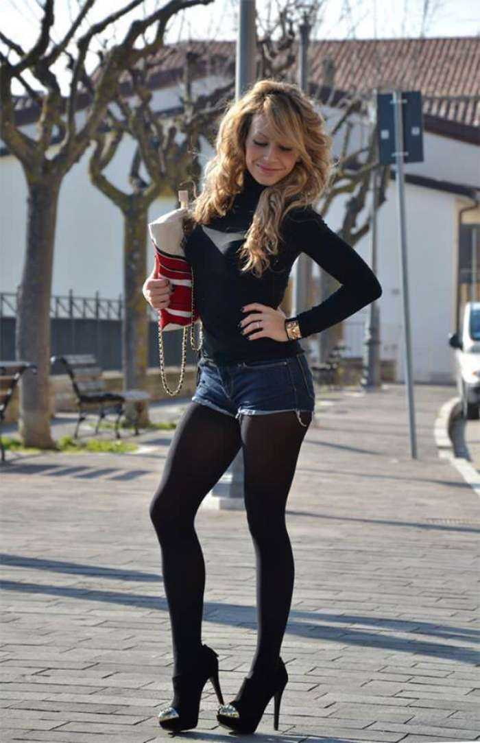 Девушки в колготках и в шортах на фото