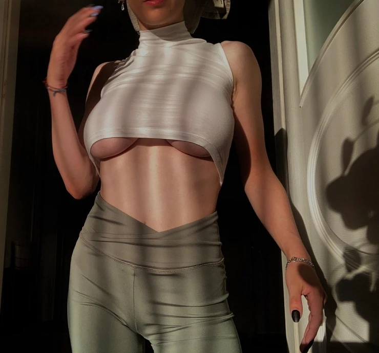 Сексуальные девушки в белых маечках