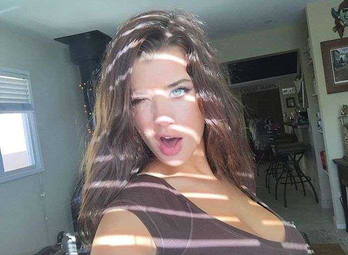 Американка с глазами разного цвета