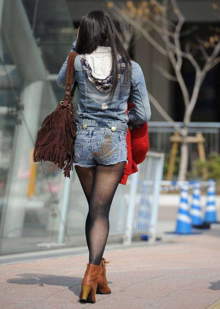 Девушки в колготках и в шортах на фото