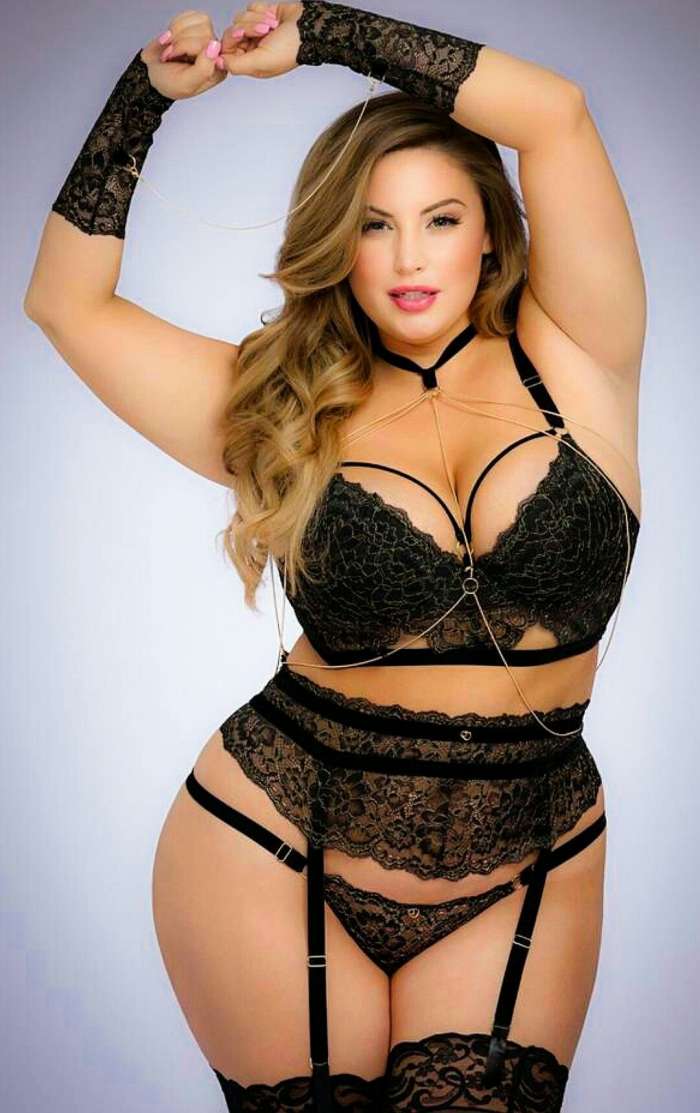 Пышные девушки в чулках на фото