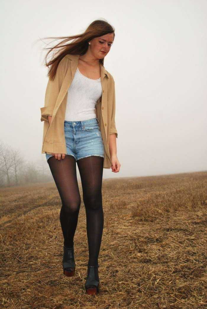Девушки в колготках и в шортах на фото