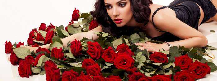 Девушки с розами на фото