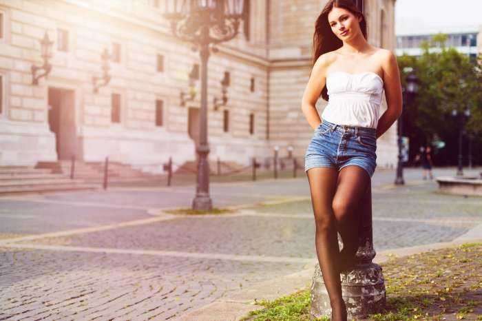 Девушки в колготках и в шортах на фото
