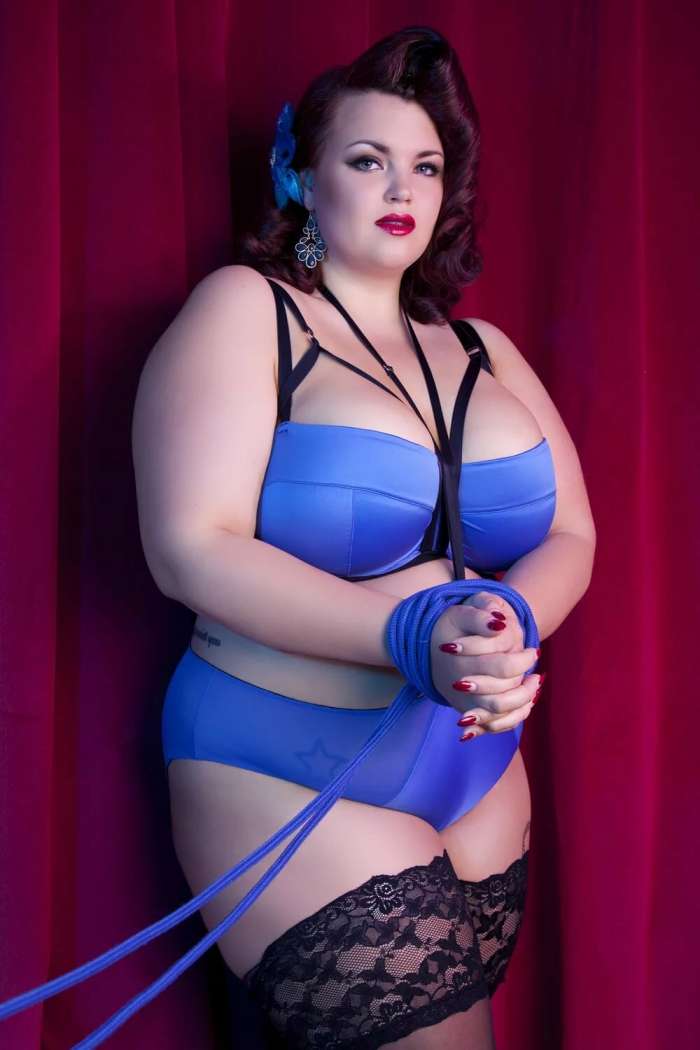 Пышные девушки в чулках на фото