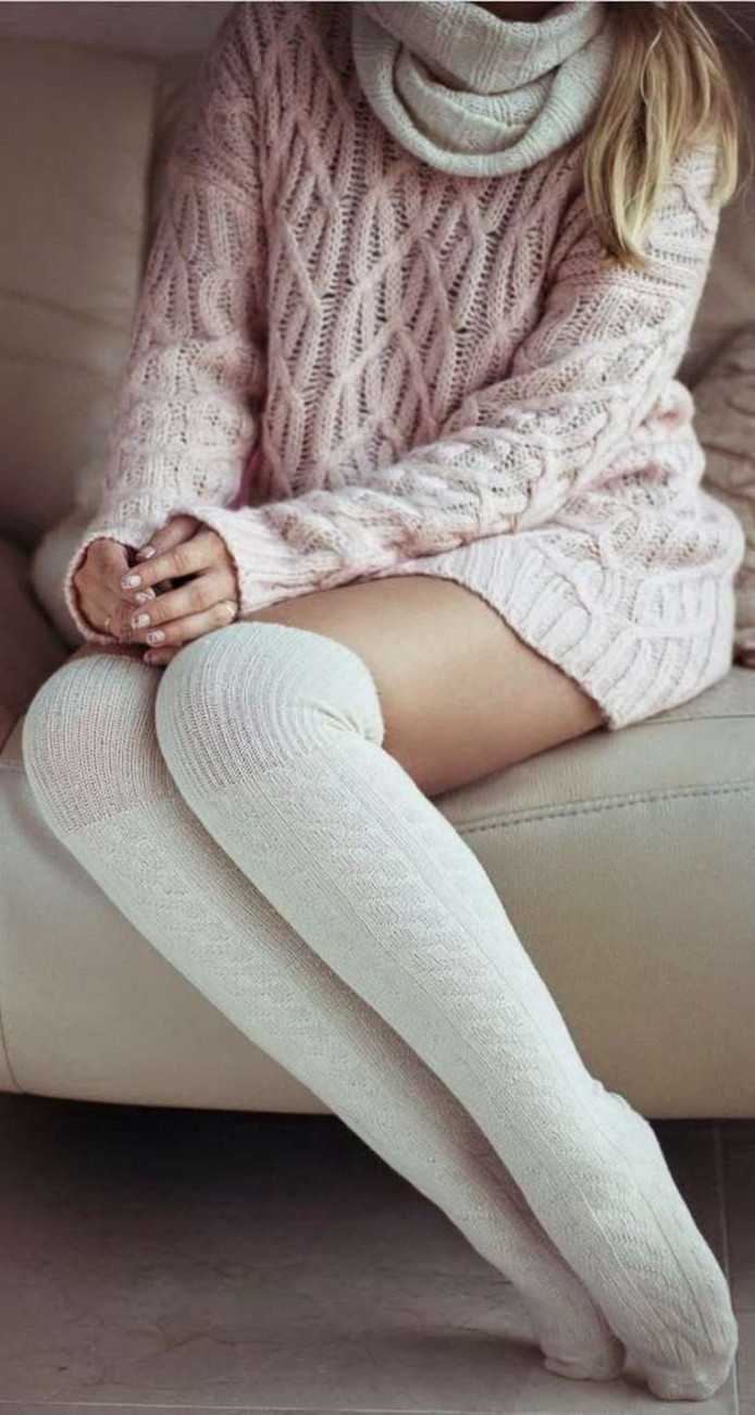 Девушки в гольфах выше колена на фото