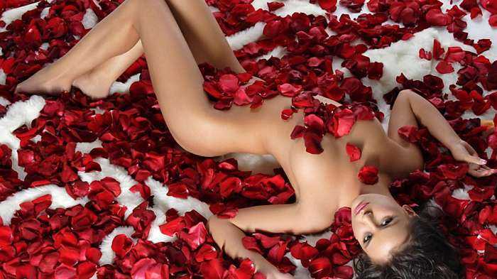 Девушки с розами на фото