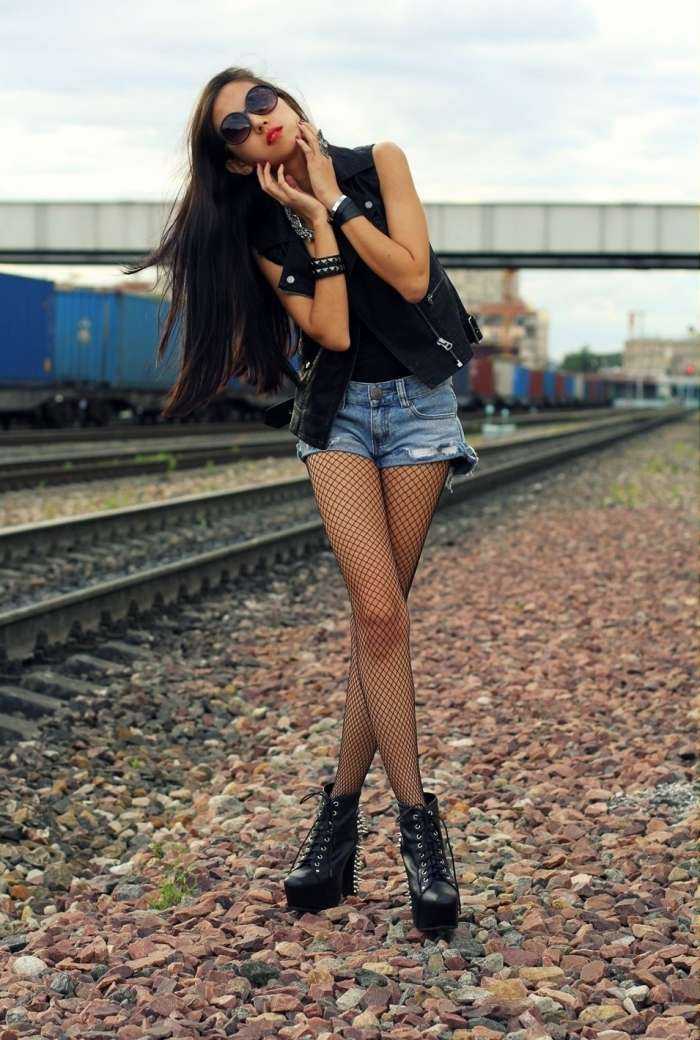 Девушки в колготках и в шортах на фото