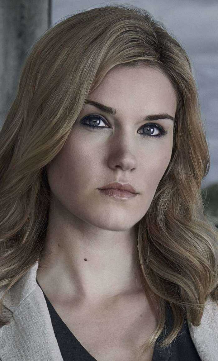 Эмили Роуз на фото