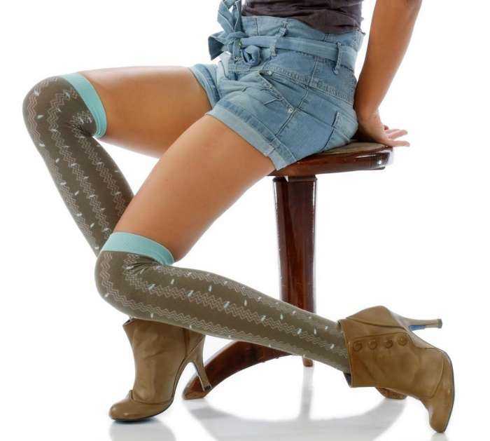 Девушки в гольфах выше колена на фото