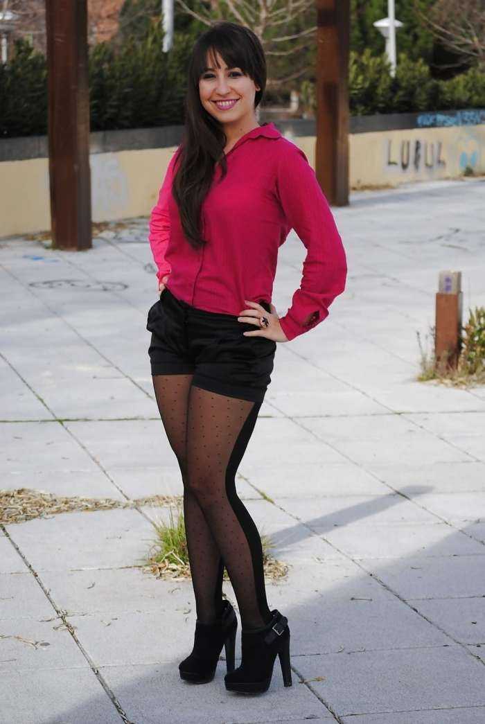 Девушки в колготках и в шортах на фото