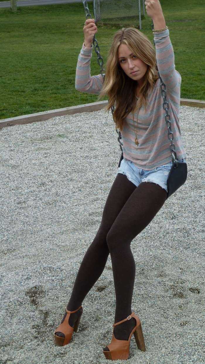 Девушки в колготках и в шортах на фото