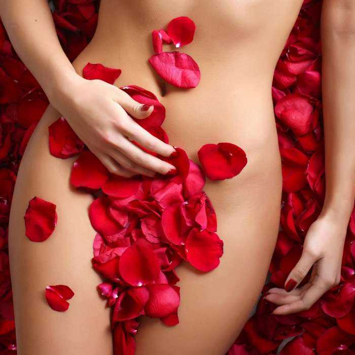 Девушки с розами на фото