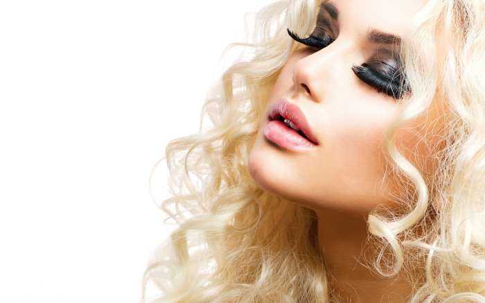 Девушки с нарощенными ресницами на фото