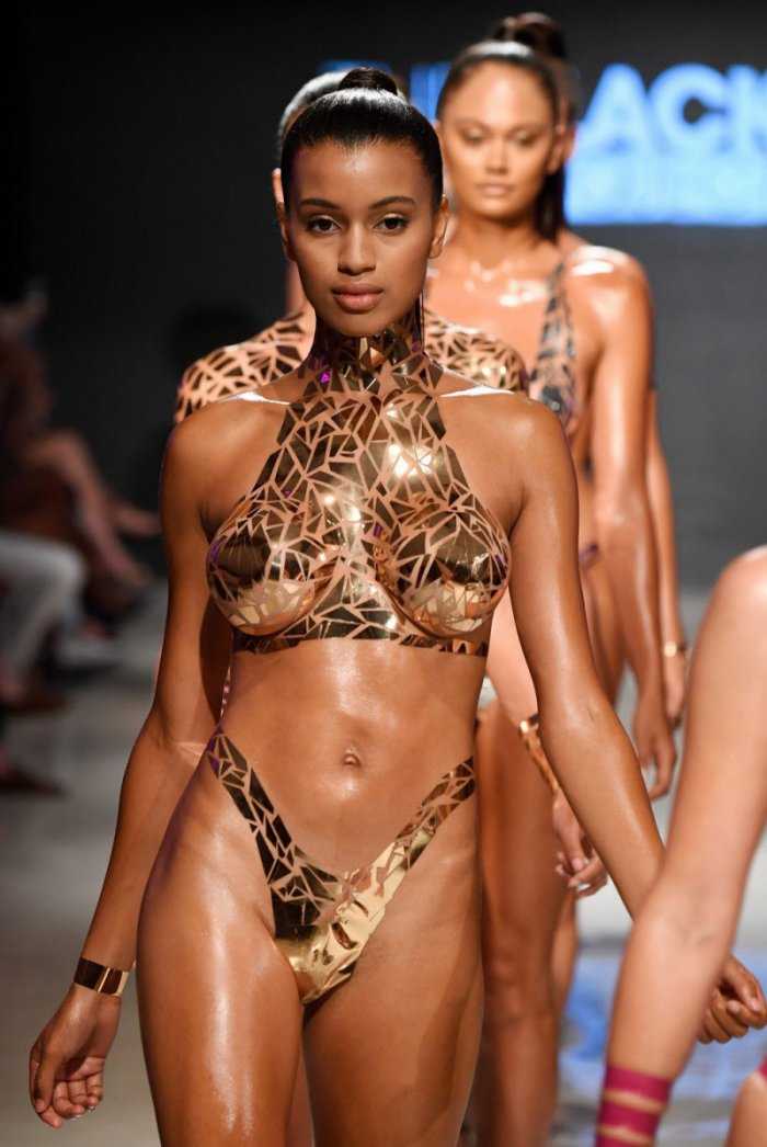 Купальники из изоленты не теряют популярности на фото