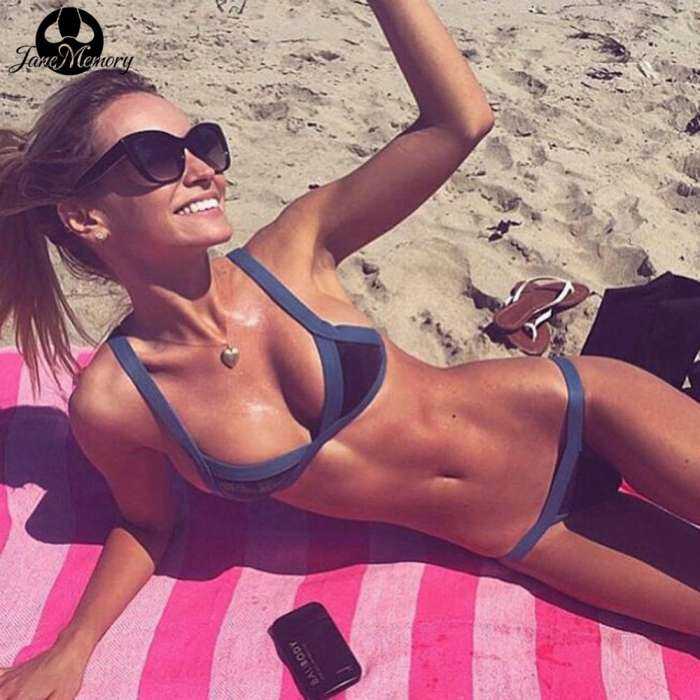 Красотки в купальниках на фото