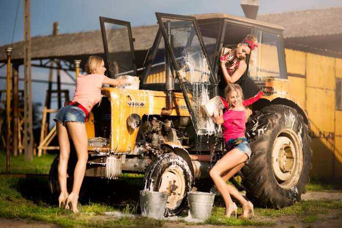 Девушки на тракторе на фото
