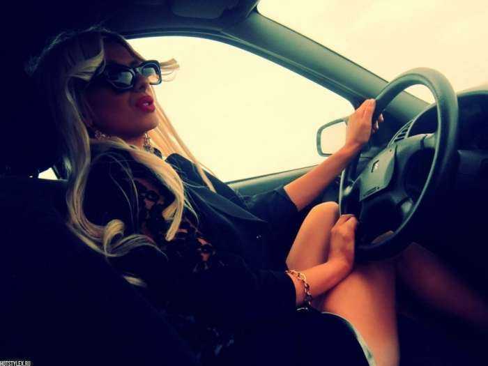 Женщины за рулем на фото
